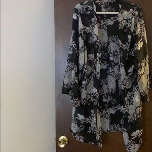 Black and white floral print duster